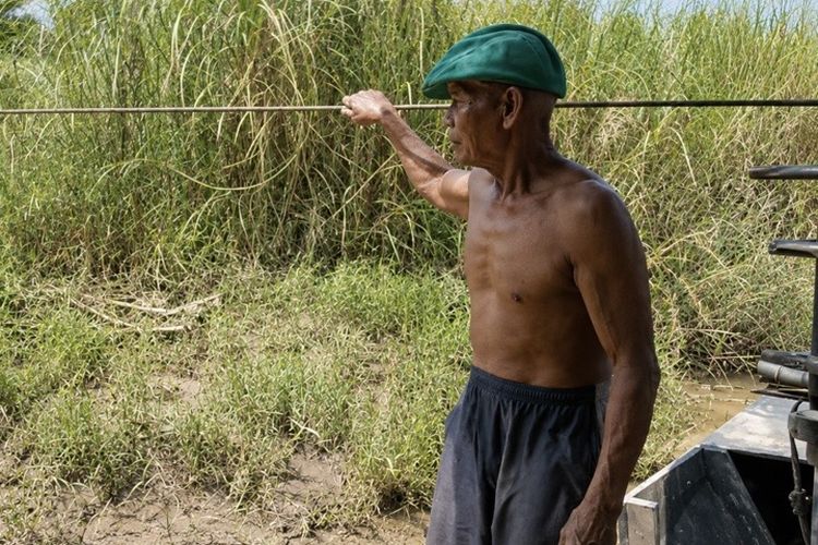 Dalam Kebisuan, Tarno Setia 20 Tahun Terakhir Menarik Perahu Tambangan di Sungai Cimanuk Indramayu