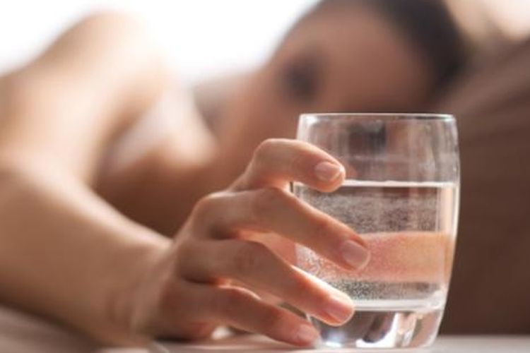7 Manfaat Minum Air Putih Setelah Bangun Tidur yang Sayang Dilewatkan  Halaman all - Kompas.com