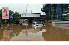 Satu Mobil Mogok di Tengah Banjir Underpass Tol JORR Kalimalang