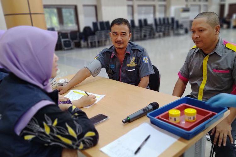 Sejumlah pengemudi bus angkutan mudik gratis program Pemerintah Kabupaten Tangerang saat melakukan pemeriksaan kesehatan dan tes urine, Kamis (4/4/2024).