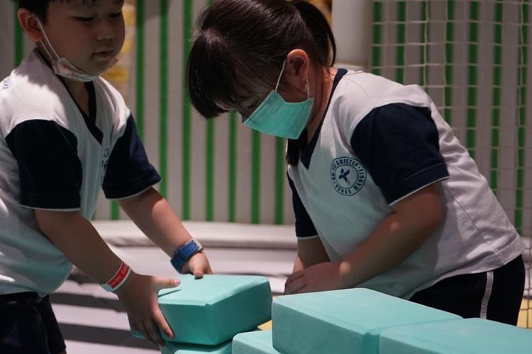 Kegiatan yang melatih motorik kasar anak.