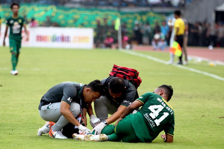 Awal mula cidera pemain Persebaya Surabaya Irfan Jaya pada pekan 25 Liga 1 2019 saat bertemu dengan PSS Sleman yang berakhir dengan skor 2-3 di Stadion Gelora Bung Tomo Surabaya, Jawa Timur, Selasa (29/10/2019) sore.