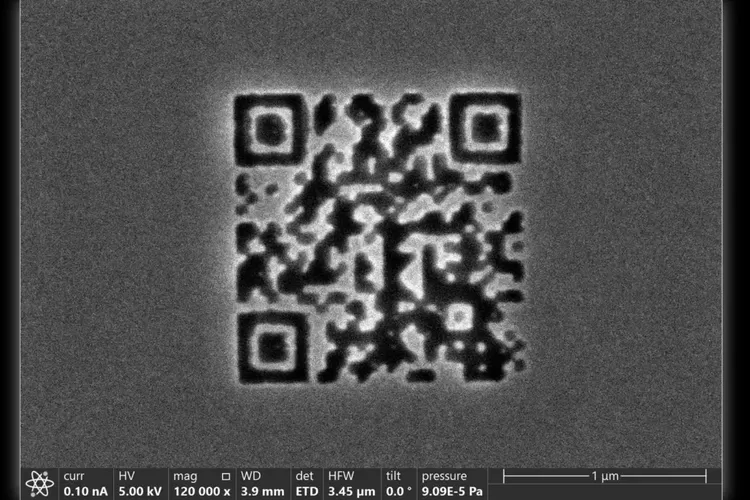 Ilustrasi kode QR terkecil di dunia yang ukurannya sekecil bakteri.