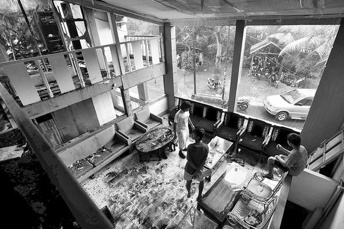 Warga memeriksa kondisi rumah mereka di Kompleks Perumahan Departemen Pekerjaan Umum, Pasar Jumat, Pondok Pinang, Jakarta Selatan, yang hancur setelah dilalap api, Minggu (13/3). Kebakaran yang disebabkan oleh kebocoran gas itu menghanguskan 12 rumah dan menyebabkan beberapa orang mengalami luka-luka.