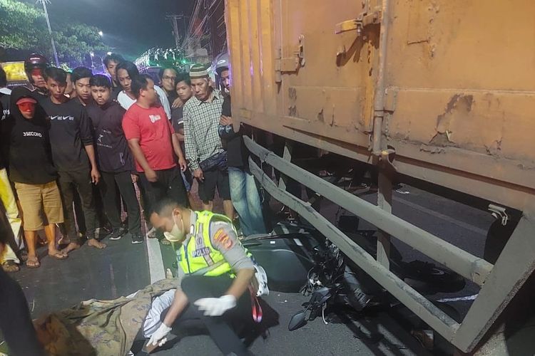 Kecelakaan maut terjadi di Jalur Pantura, Kecamatan Mundu, Kabupaten Cirebon, Jawa Barat, pada Rabu (18/2/2025) malam. Mahasiswi yang menjadi korban tewas di tempat.