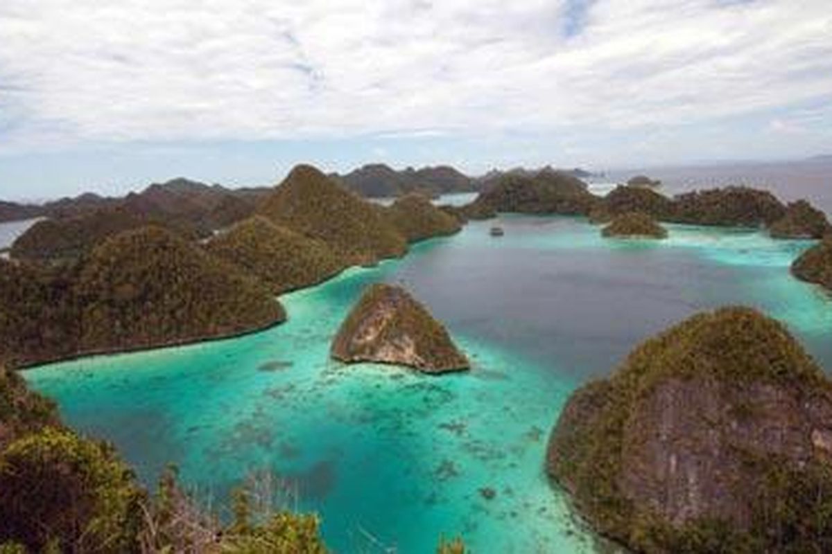 Kabupaten Raja Ampat bersiap menggelar Festival Bahari pada 2-9 Mei 2010 mendatang dalam rangka ulang tahun ke-7 kabupaten di Papua Barat ini. Tampak untaian pulau-pulau kecil di atas hamparan laut yag hijau bening Kepulauan Wayag di Kabupaten Raja Ampat pada Mei 2007 lalu.