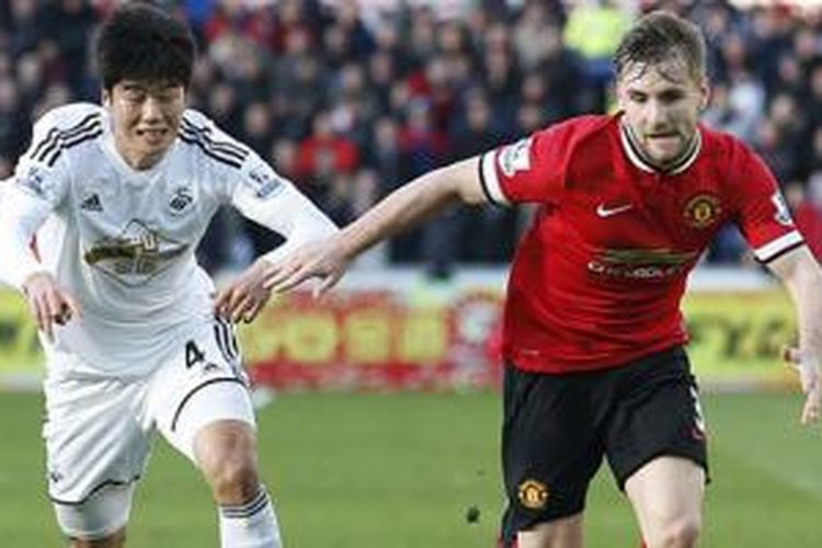 Ki Sung Yueng jadi pemain Asia pertama yang mencetak gol pada laga kandang dan tandang ke gawang Manchester United. 