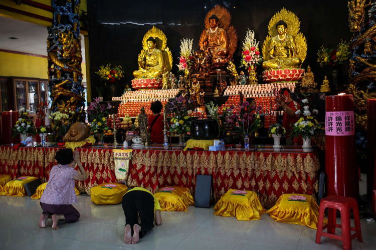 Warga keturunan etnis China berdoa merayakan tahun baru Imlek 2570 di Wihara Avalokitesvara, Jakarta, Selasa (5/2/2019). Perayaan Imlek akan berlangsung selama 15 hari dan ditutup dengan Cap Go Meh.