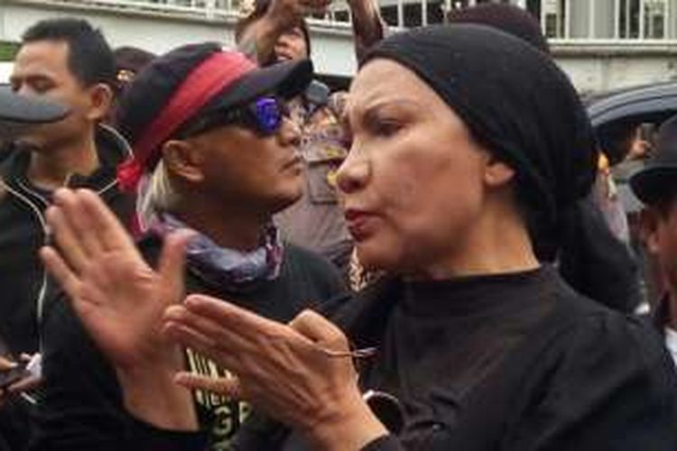 Aktivis perempuan Ratna Sarumpaet seusai menemui Ketua KPU DKI Sumarno di Kantor KPU DKI Jakarta, Jalan Salemba Raya, Jakarta Pusat, Rabu (21/9/2016) sore.