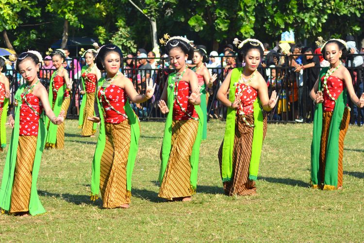 Klaten Indonesia. July 6th 2019. Javanese traditional dance. Gambyong. Beautiful costume