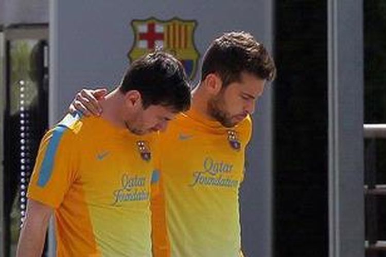  Penyerang Barcelona dari Argentina, Lionel Messi (kiri), dan rekan setimnya dari Spanyol, Jordi Alba, mengunjungi pusat medis di FC Barcelona Sports Center Joan Gamper di Sant Joan Despi, dekat Barcelona, Rabu (3/4/2013), sehari setelah laga pertama perempat final melawan Paris Saint-Germain yang berkesudahan 2-2 di Paris. 