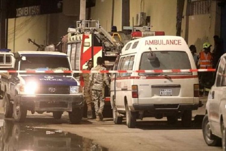 Pihak keamanan melakukan penjagaan di sekitar Elite Hotel di Mogadishu, Somalia, setelah serangan yang dilakukan kelompok Al-Shabaab menewaskan 10 orang.