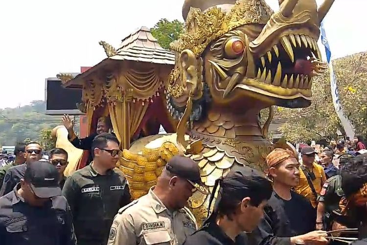 Bupati Sumedang Dony Ahmad Munir dilepas ribuan warga di Alun-alun Sumedang, Selasa (19/9/2023). AAM AMINULLAH/KOMPAS.com