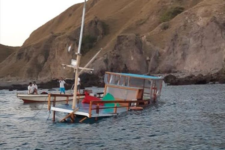 Kapal pengangkut wisatawan asing tenggelam di Pulau Padar Kawasan Taman Nasional Komodo (TNK), Kabupaten Manggarai Barat, NTT
