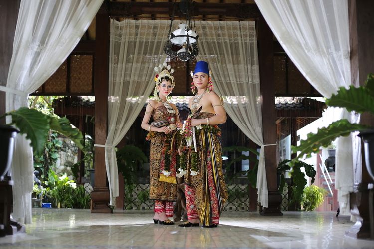 Ilustrasi mempelai dengan pakaian adat Jawa Tengah dengan gaya basahan. Dalam menentukan calon jodohnya, masyarakat Jawa dikenal memegang kriteria bibit, bebet, dan bobot.