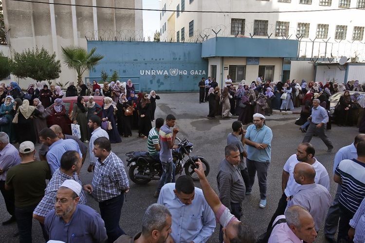 Depan kantor badan PBB urusan pengungsi Palestina (UNRWA) saat terjadi unjuk rasa oleh para warga Palestina, Rabu (19/9/2018) terkait rencana PHK terhadap staf lokalnya. [AFP/SAID KHATIB]