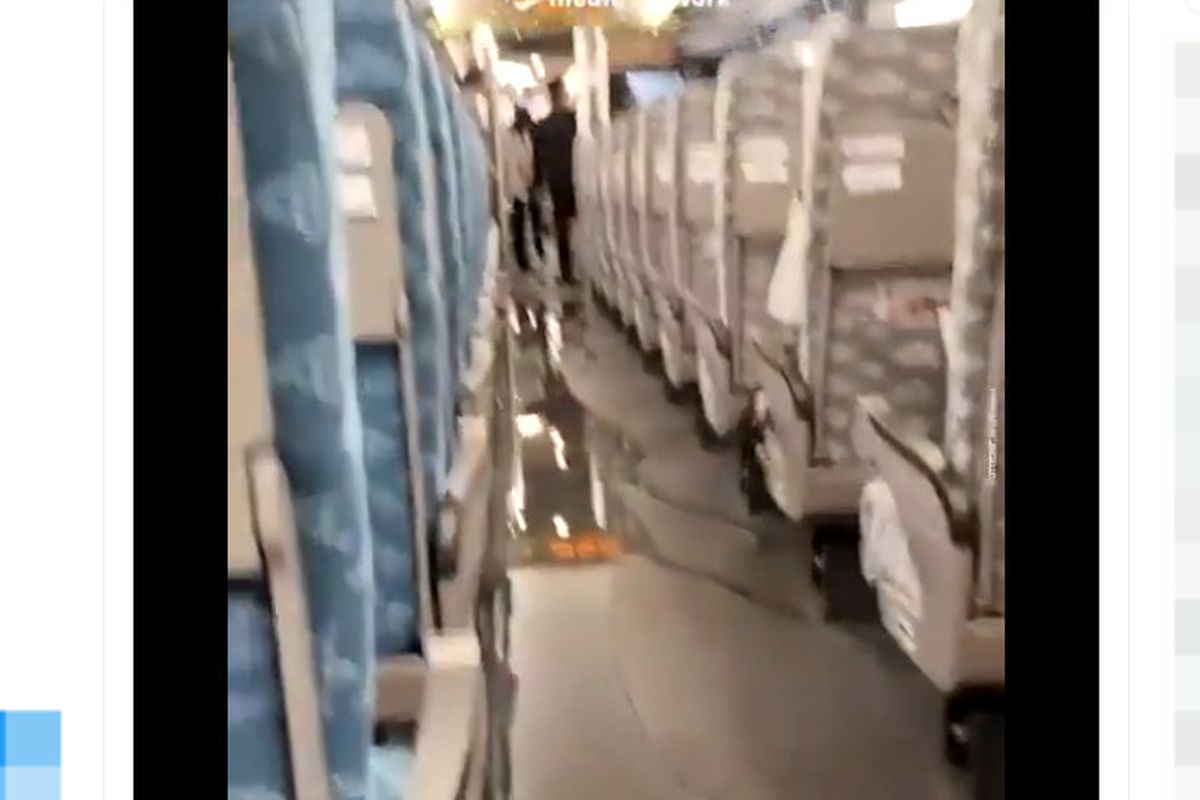 Tangkapan layar unggahan video yang menampilkan kereta cepat Whoosh disebut mengalami kebocoran air.