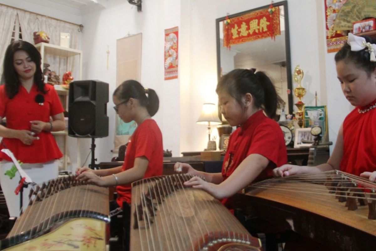 Ngartini Huang (berdiri) bersama murid-muridnya di Jade Music School, Selasa (5/2/2019)