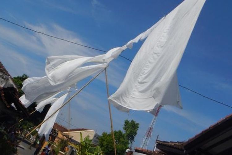 Tradisi Resik Lawon (membesihkan kain kafan) di Banyuwangi, Jawa Timur.