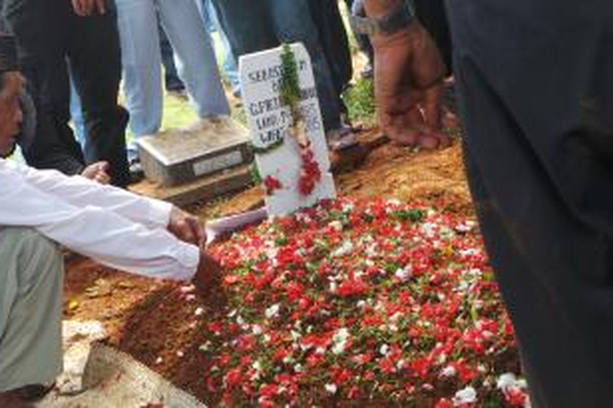 Sebastian Manuputi (32) dimakamkan di TPU Malaka, Jakarta Timur. Korban meninggal dunia akibat jatuh di stadion GBK, Senayan, Jakarta Pusat. Foto diambil saat pemakaman Sabtu (2/5/2015).