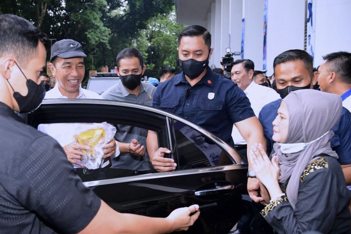 Presiden Jokowi mencicipi keripik tempe berkualitas ekspor milik pelaku Usaha Mikro, Kecil dan Menengah (UMKM) di Stadion Madya Gelora Bung Karno, Jakarta, Jumat (13/1/2023).