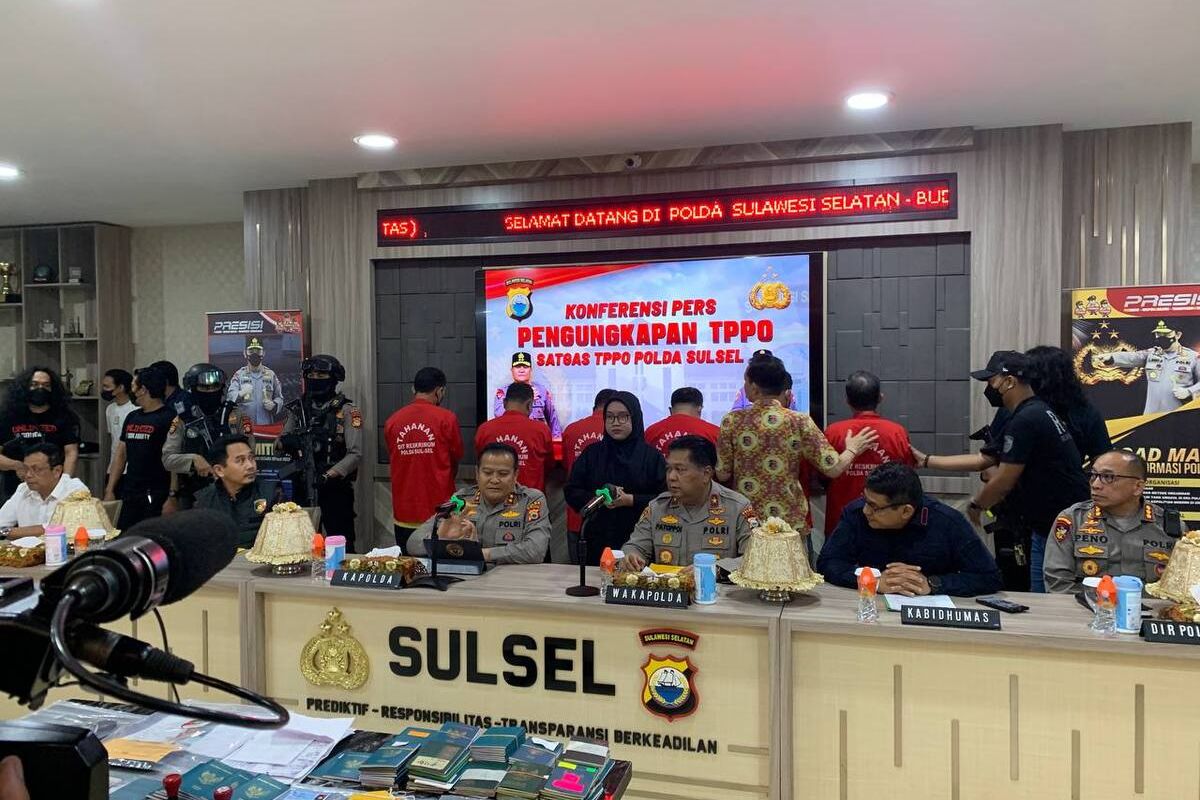 Kapolda Sulsel Irjen Pol Setyo Boedi Moempoeni Harso yang memimpin ekspose pengungkapan jaringan Tindak Pidana Perdagangan Orang (TPPO) jaringan Sulsel di Mapolda Sulsel, Jalan Perintis Kemerdekaan, Kota Makassar, Sulsel, Jumat (16/6/2023)
