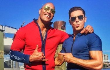 Aktor Dwayne Johnson (The Rock) dan Zac Efron di lokasi shooting film Baywatch.