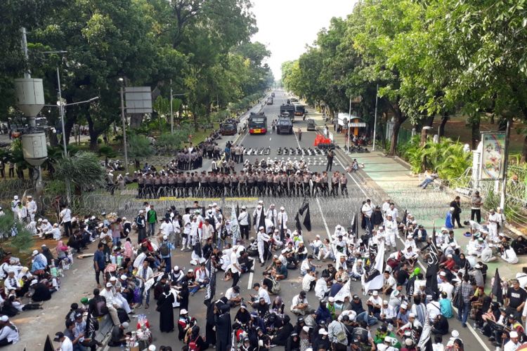 Tampak polisi berjaga disertai kawat duri di Jalan Medan Merdeka Barat, Jakarta Pusat. Massa aksi 211 tidak diizinkan masuki area Istana Negara, Jumat (2/11/2018).