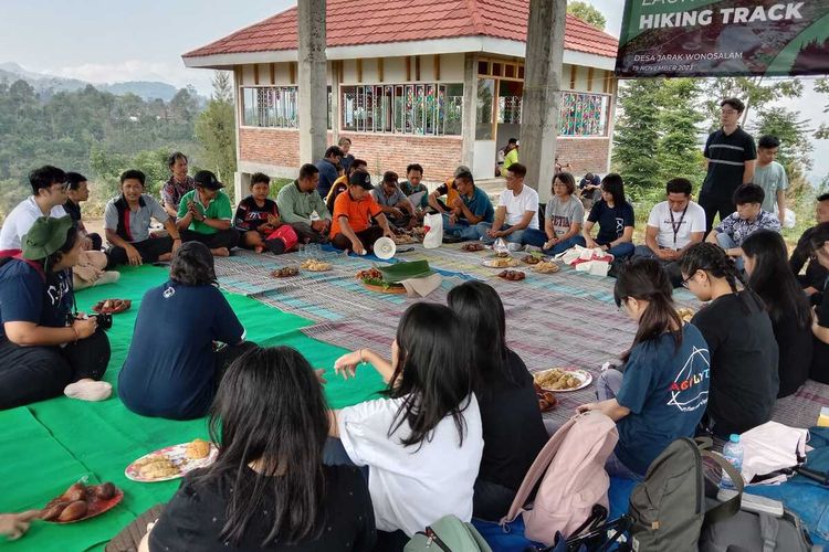 Prosesi launching destinasi wisata jelajah desa dari Bukit Pecaringan, di Desa Jarak, Kecamatan Wonosalam, Kabupaten Jombang, Jawa Timur, Minggu (19/11/2023).