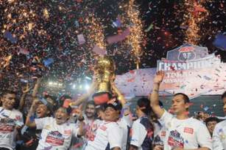 Arema Cronus mengangkat trofi Torabika Bhayangkara 2016 setelah mengalahkan Persib Bandung pada partai final di Stadion Utama Gelora Bung Karno, Minggu (3/4/2016).