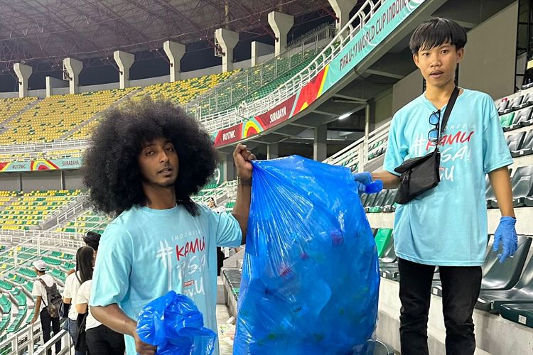 Aksi suporter Indonesia yang membersihkan stadion dan membawa gagasan #DatangBersihPulangBersih setelah laga melawan Ekuador U17 di Stadion Gelora Bung Tomo, Jumat (10/11/2023).