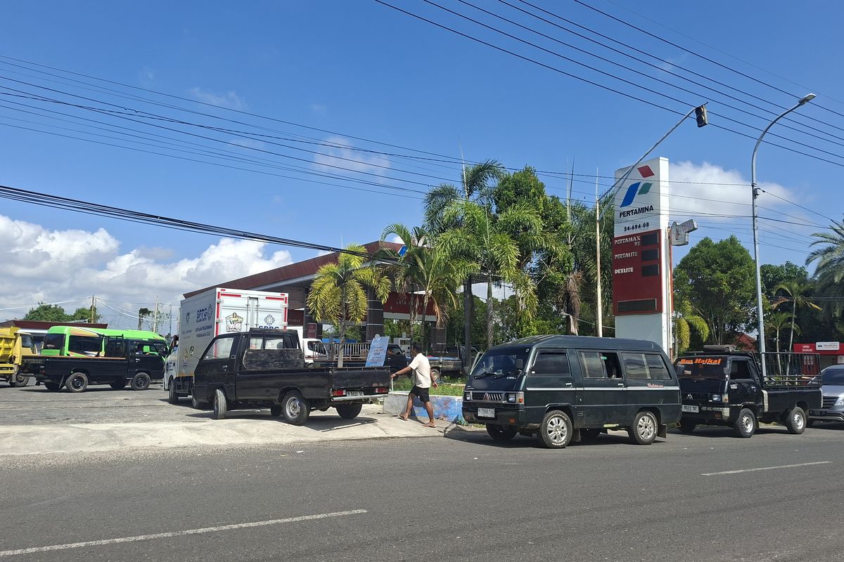 Atasi Antrean Panjang SPBU, Pertamina Tambah Pasokan BBM Subsidi ke Jawa Timur