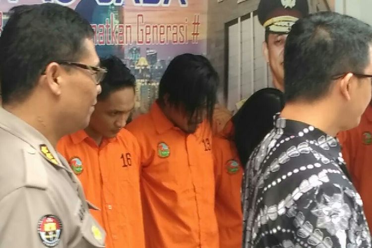 Zul Zivilia (tengah) saat pers rilis kasus narkoba di Mapolda Metro Jaya, Semanggi, Jakarta Selatan, Jumat (8/3/2019).