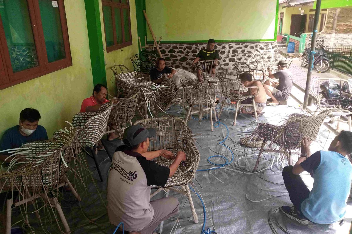Warga Kampung Pancuran merakit kursi sintesis rotan yang diekspor ke Amerika Serikat dan Perancis
