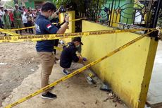 Olah TKP, Petugas Ambil Sampel Serbuk di Lokasi Ledakan Granat di Bogor
