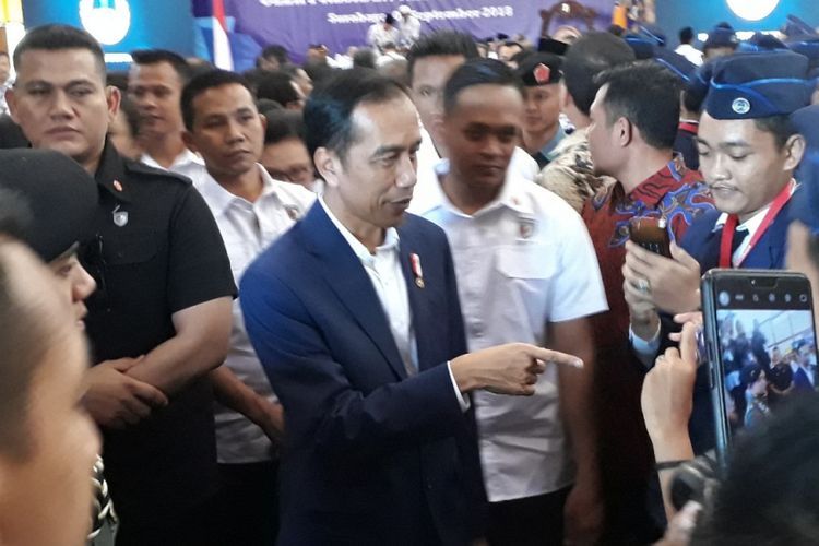Presiden Jokowi di acara Rakernas Lembaga Pendidikan PGRI di Kampus Universitas PGRI Adi Buana Surabaya, Kamis (6/9/2018)