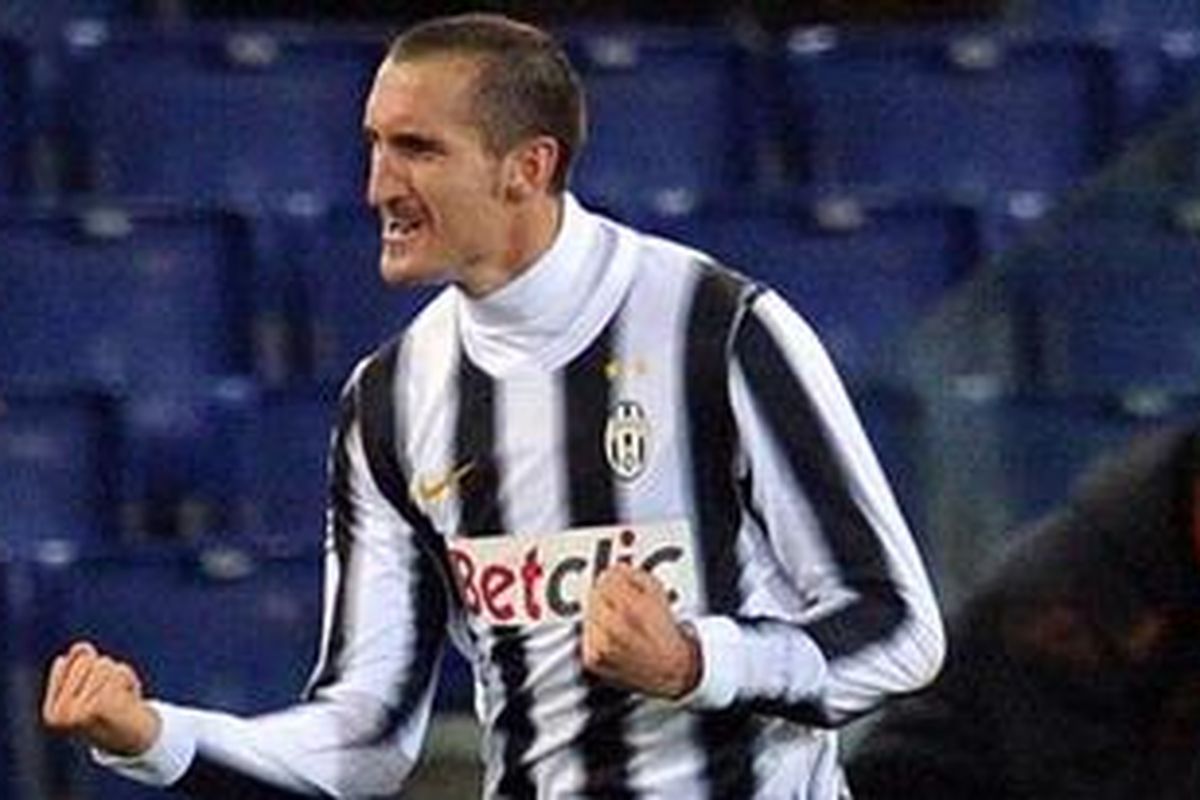 Selebrasi bek Juventus, Giorgio Chiellini, usai membobol gawang AS Roma dalam lanjutan Serie-A, Senin (12/11/2011). 