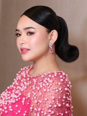Hamil 4 bulan, Amanda tampil memukau pamer baby bump serba pink di Gala Premiere film CAPER. Intip detailnya.
