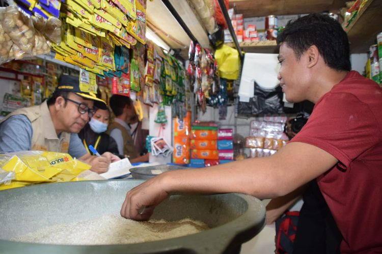 Bupati Banyumas Achmad Husein mengecek harga beras di Pasar Manis Purwokerto, Kabupaten Banyumas, Jawa Tengah, Sabtu (28/1/2023). 