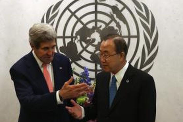 Sekretaris Jendral PBB Ban Ki Moon (kanan) dan Menteri Luar Negeri Amerika Serikat John Kerry (kiri) bertemu sebelum rapat Dewan Keamanan PBB di markas PBB di New York, Amerika Serikat, Kamis (25/7/2013). 