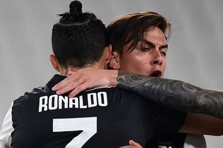 Cristiano Ronaldo memeluk Paulo Dybala usai Juventus berhasil menjebol gawang Lecce, Sabtu (27/6/2020) dini hari WIB.