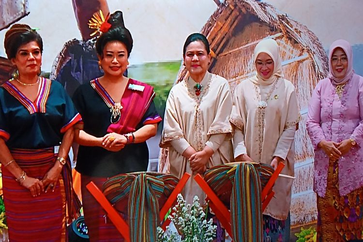 Ibu negara Iriana Jokowo saat membuka kegiatan WIC, Rabu (8/11/2012) di Jakarta