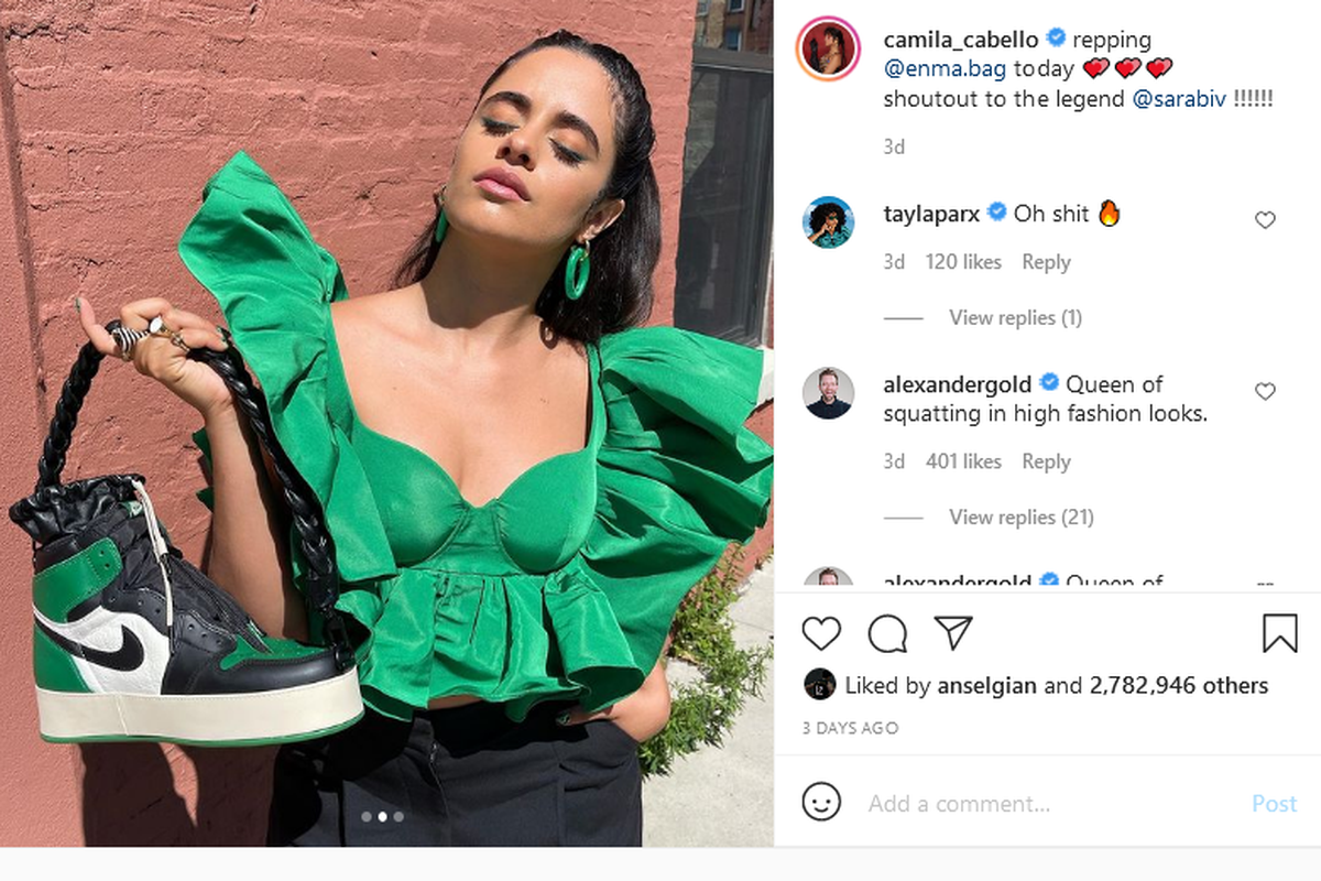 Camila Cabello memadukan penampilannya dengan tas tangan yang didesain agar terlihat seperti sneaker Air Jordan Retro 1