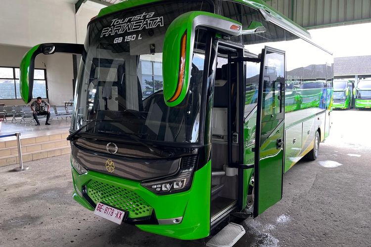 Hino GB Bus 150 L jadi unit baru PO Puspa Jaya