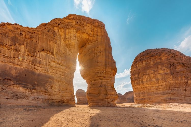 Jabal Al-Fil, keajaiban alam berbentuk gajah raksasa dengan belalai menyentuh tanah, terbentuk dari erosi angin dan air selama jutaan tahun, menjadi ikon wisata Al-Ula.