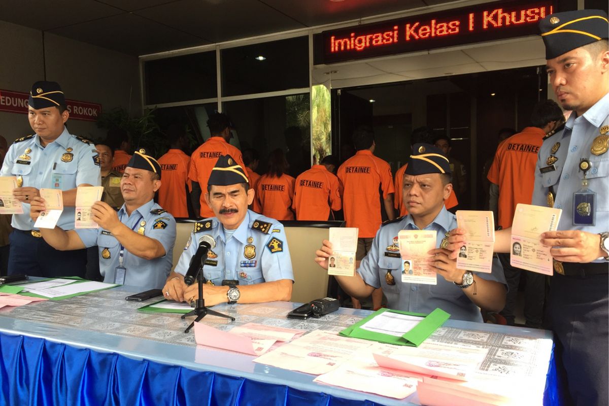 Petugas Kantor Imigrasi Bandara Soekarno-Hatta mengungkap penyalahgunaan paspor asal Malaysia yang diduga akan digunakan untuk tindak pidana perdagangan manusia ke negara-negara kawasan Eropa. Foto diambil pada Senin (9/10/2017).