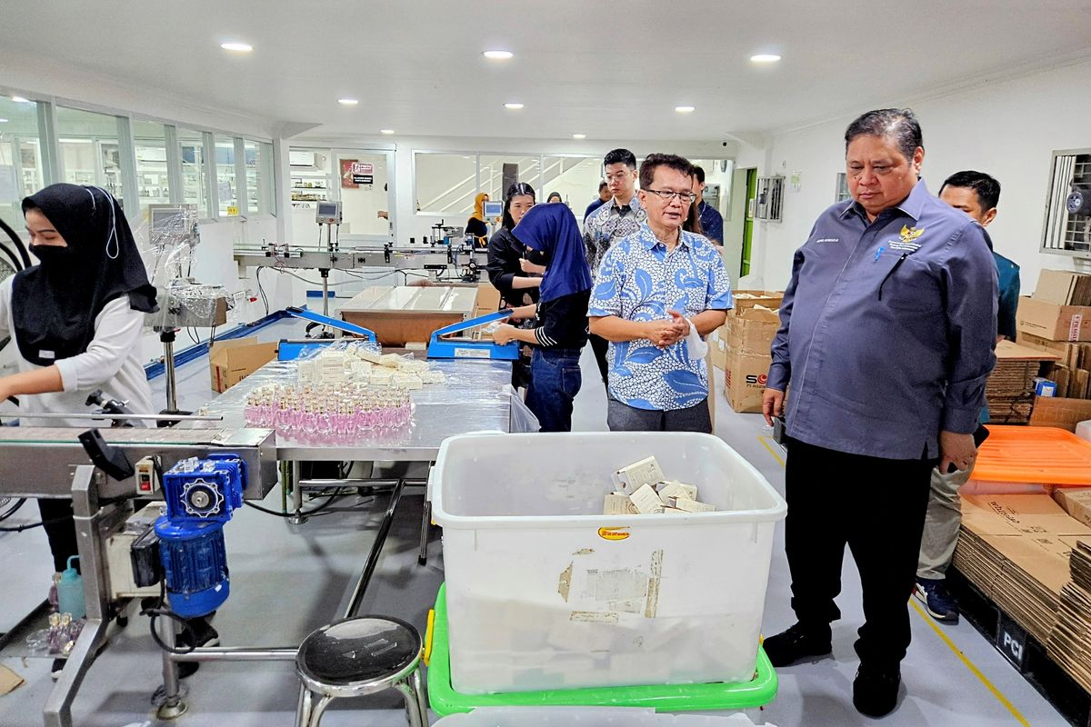 Menteri Koordinator (Menko) Bidang Perekonomian Airlangga Hartarto saat melakukan kunjungan ke pabrik PT Pillars Cosmetiklon Indonesia di Tangerang, Banten, Sabtu (3/02).
