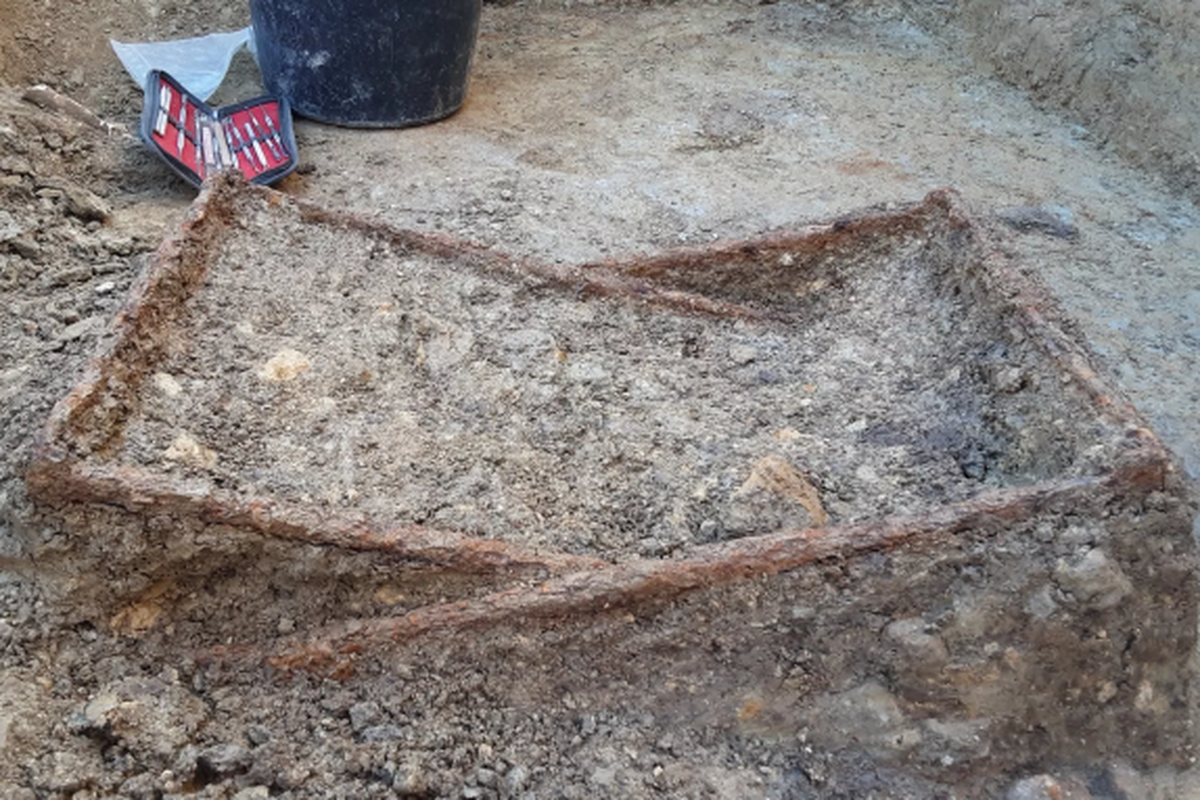 Kursi lipat yang ditemukan di pemakaman seorang perempuan dari abad pertengahan awal 