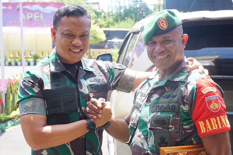 Danrem 071 Wijayakusuma Kolonel Inf Yudha Airlangga bersama Babinsa Pekalongan Utara Serka Alosius Jawa usai memberikan penghargaan.