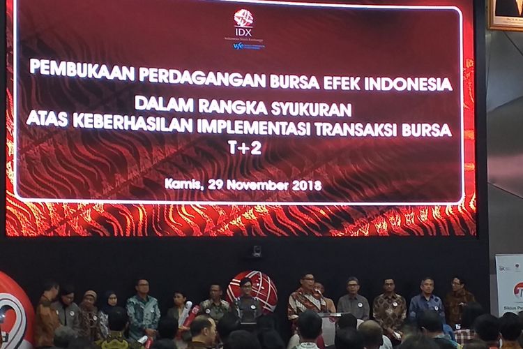Direktur Utama BEI Inarno Djajadi menyampaikan hasil percepatan penyelesaian transaksi bursa T+2 sekaligus membuka perdagangan bursa di Main Hall BEI, Jakarta, Kamia (29/11/2018).